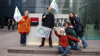Paris - protesters at Societe Generale headquarters, 2016